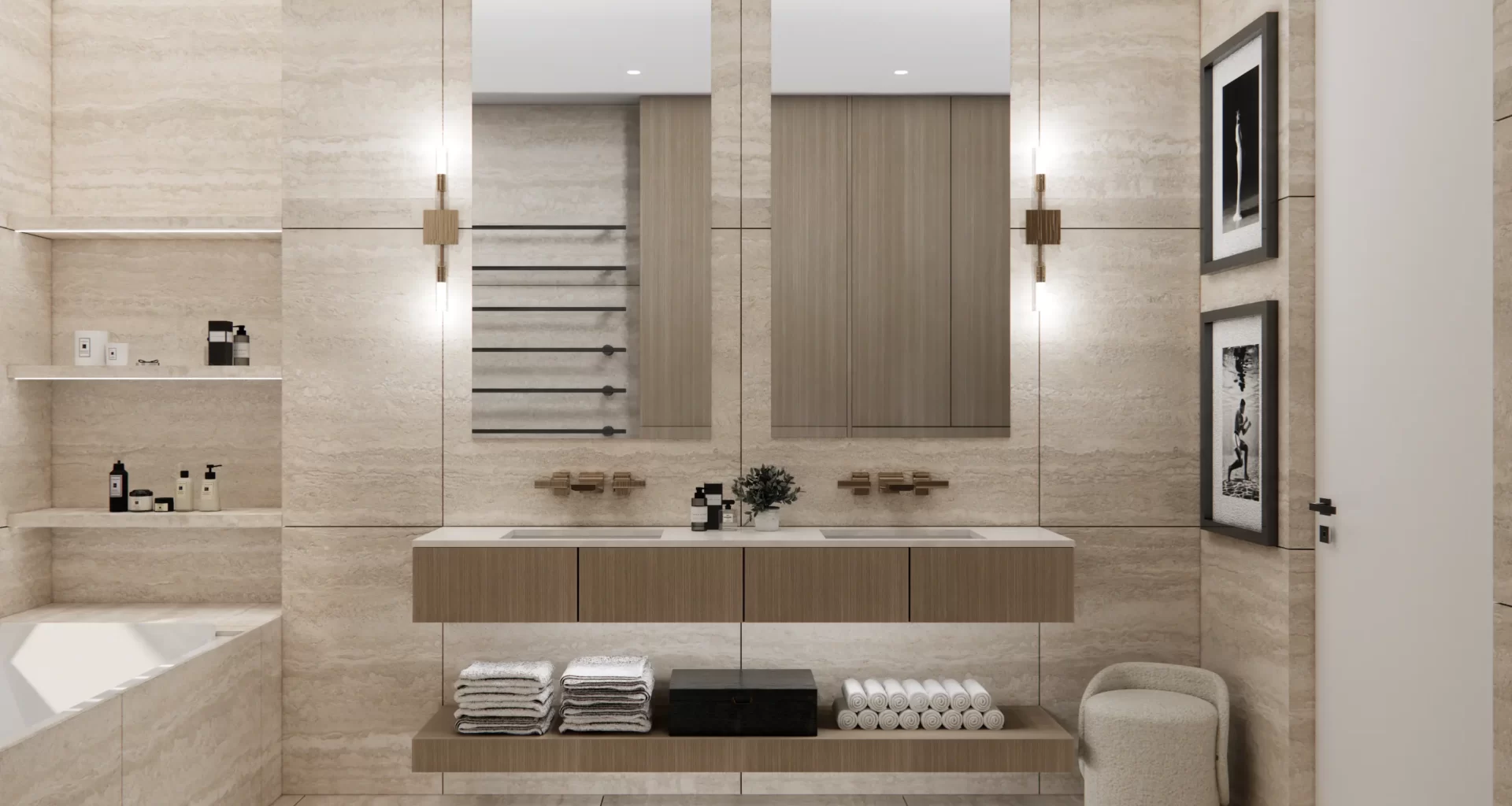 Główna ściana z podwójną umywalką i dużymi lustrami tworzy harmonijną kompozycję, w której ciepłe odcienie kamienia i drewna łączą się z eleganckim oświetleniem. Pod umywalką zaprojektowano półkę na ręczniki, co zwiększa funkcjonalność przestrzeni, zachowując jej estetykę.